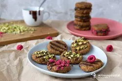 Vegan arašidové cookies so slaným karamelom