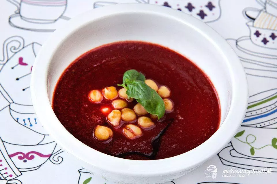 Cviklovo-paradajková polievka